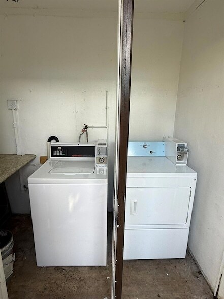 Building Photo - 3880 Woodside Dr