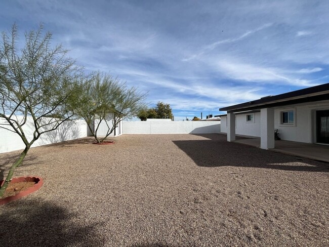 Building Photo - Gorgeous fully remodeled centrally located 3 bedroom home.