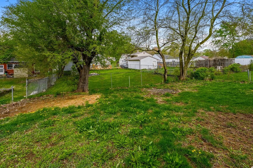 Building Photo - 305 Morton St