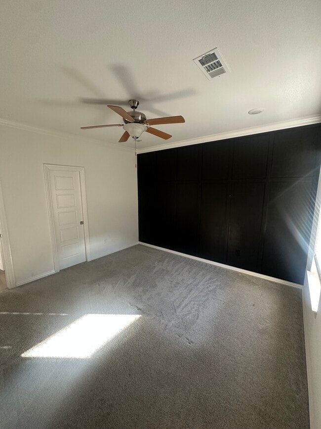 Building Photo - 1021 Lakeview Dr