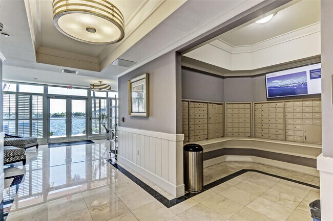 Building Photo - 2640 Lake Shore Dr