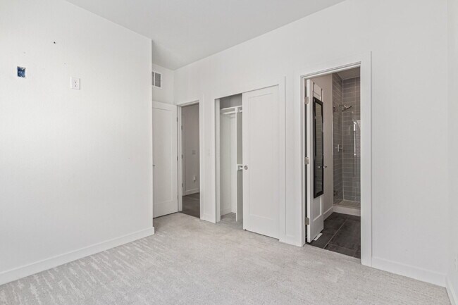 Building Photo - Beautiful Sloans lake Two Bed / Two and a ...