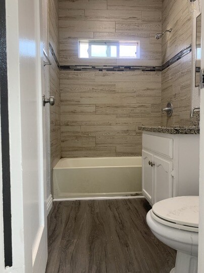 Building Photo - Spacious 2-Bedroom Apartment in Prime Los ...