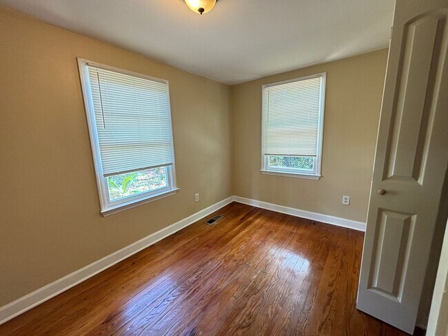 Building Photo - Available now! Freshly updated 3bed 1 bath Downtown Summerville!