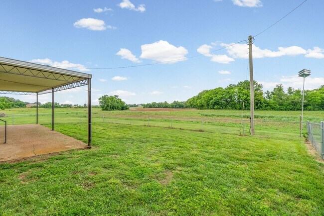 Building Photo - Pet Friendly Two Bedroom!