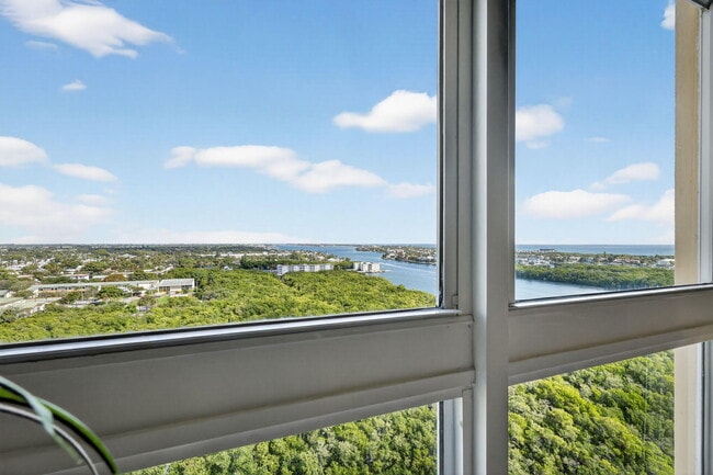 Building Photo - 700 E Boynton Beach Blvd