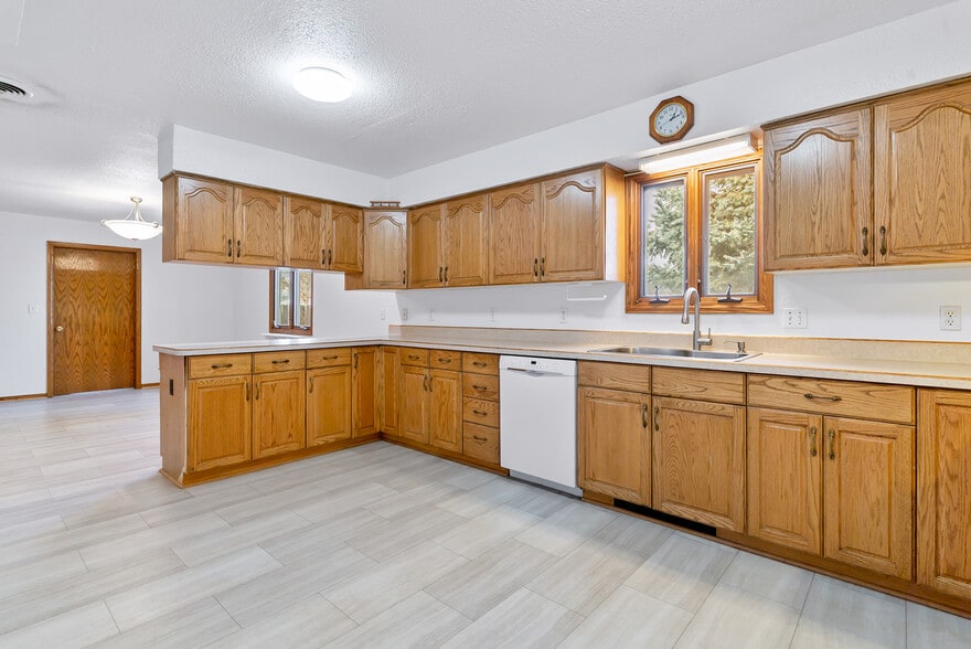 Building Photo - 175 N 10th Ave