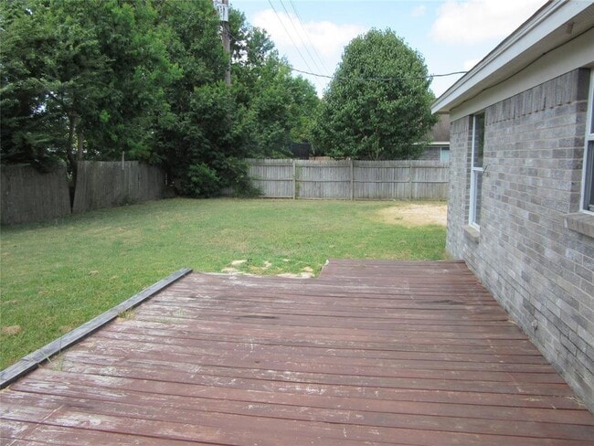 Building Photo - 5237 Pinewood Terrace