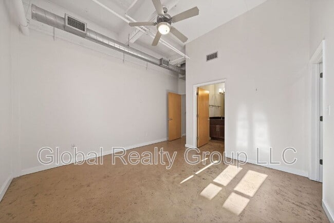 Building Photo - 1339 S Flores St