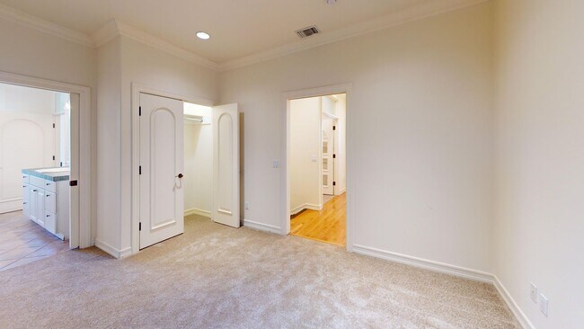 Building Photo - Spacious 4-bedroom 4.5 bath Home in a Gated Complex