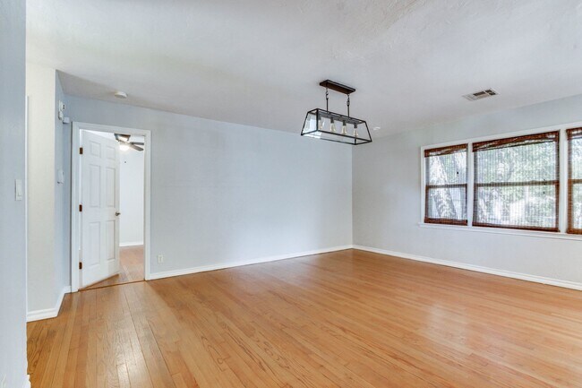 Building Photo - Charming 4-Bedroom Home in The Village – U...