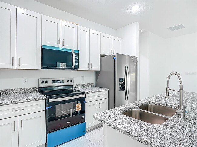 Building Photo - 5736 N Claremont Dr