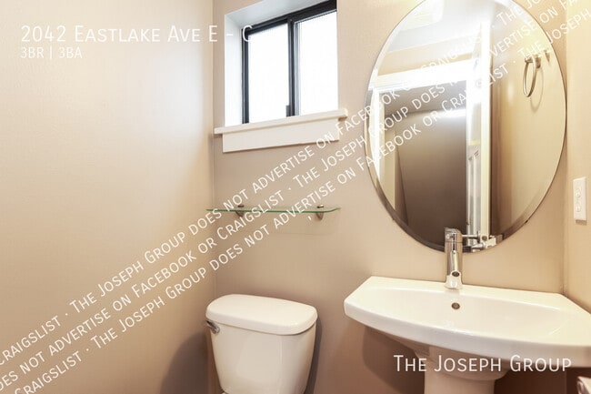 Building Photo - 2042 Eastlake Ave E