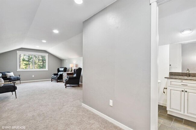 Building Photo - Stunning Columbia Falls Home w/horse pasture