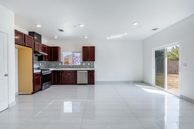 Building Photo - 4 bedroom home for RENT in Manteca with RV...