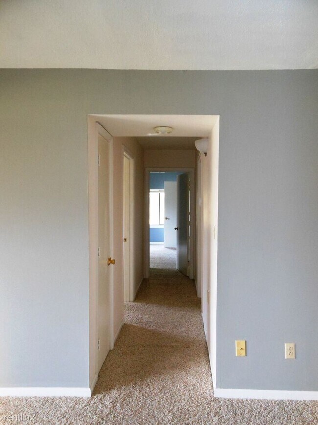 Building Photo - 2 br, 1.5 bath House - 35 Spring Court