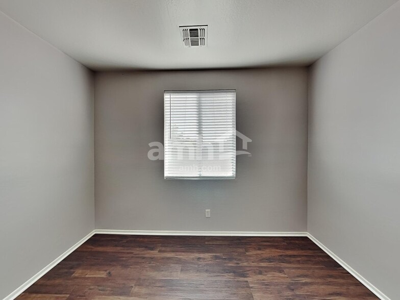 Building Photo - 6922 S 38th Ln