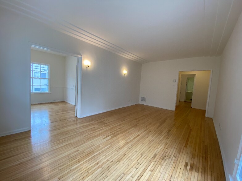 Building Photo - 9006 Burton Way