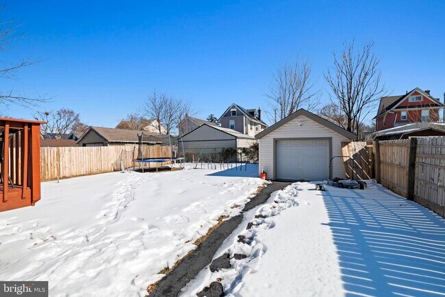 Building Photo - 233 Melrose Ave