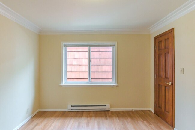 Building Photo - Spacious 1 bedroom Maple Leaf Bungalow w/AC!