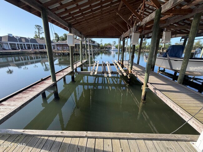 Building Photo - 816 W 8th St Cir