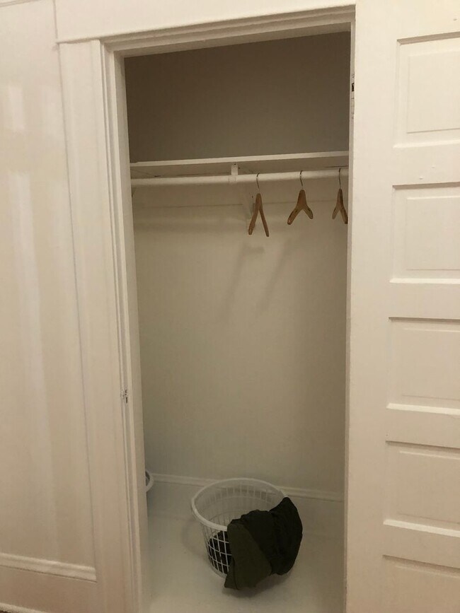 Building Photo - Cute CORNER 1 BR- high ceilings, clawfoot tub, up to 3 pets! One month FREE!