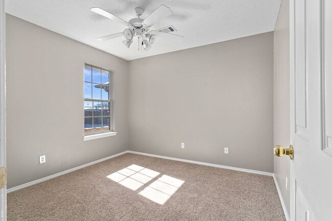 Building Photo - 5802 Park Valley Cir