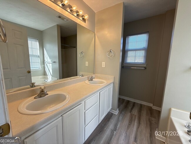 Building Photo - 2021 Gates Ct