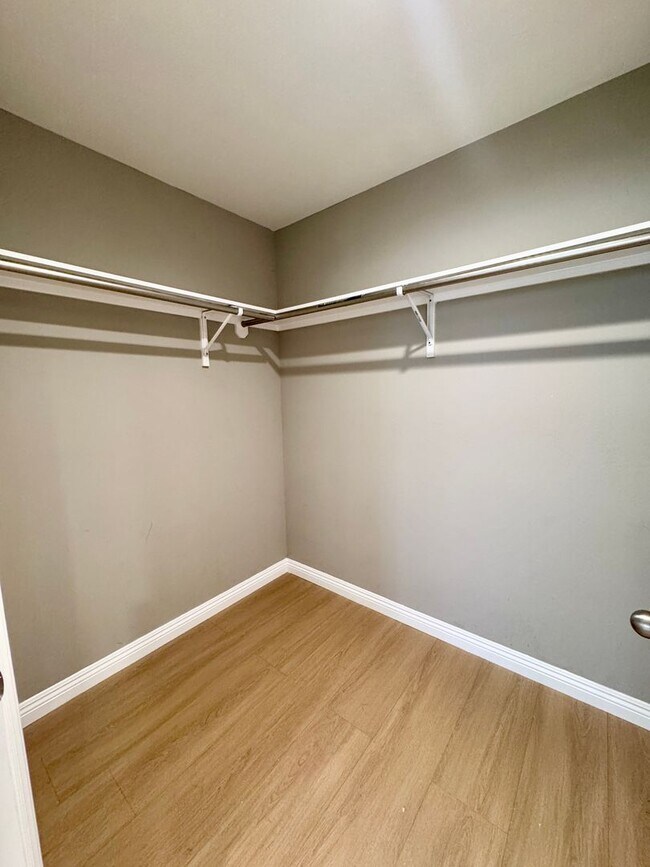 Building Photo - Beautiful remodeled 3 bedroom townhome in ...