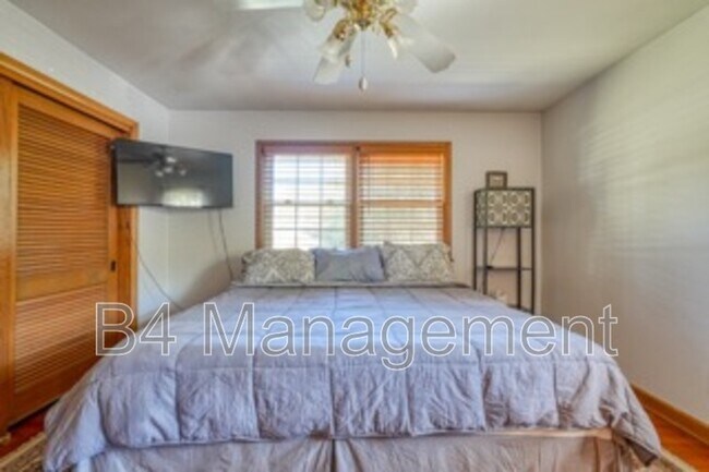Building Photo - 524 Overland Dr