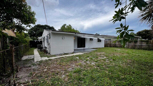 Building Photo - 2748 SW 8th St