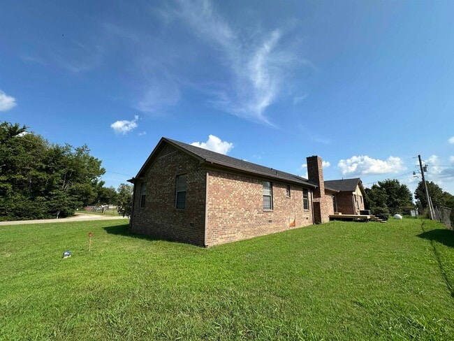 Building Photo - 400 Thomas Rd
