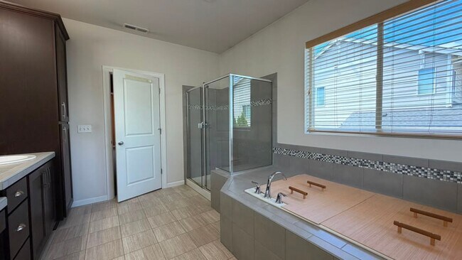 Building Photo - Spacious 4-Bed Home with Loft & Covered Patio in North Creek