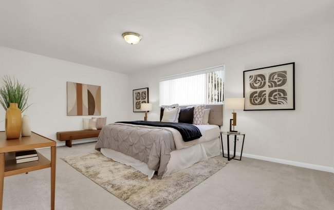 Building Photo - Bright Top-Floor 2BR Condo with Balcony in Parkside Community