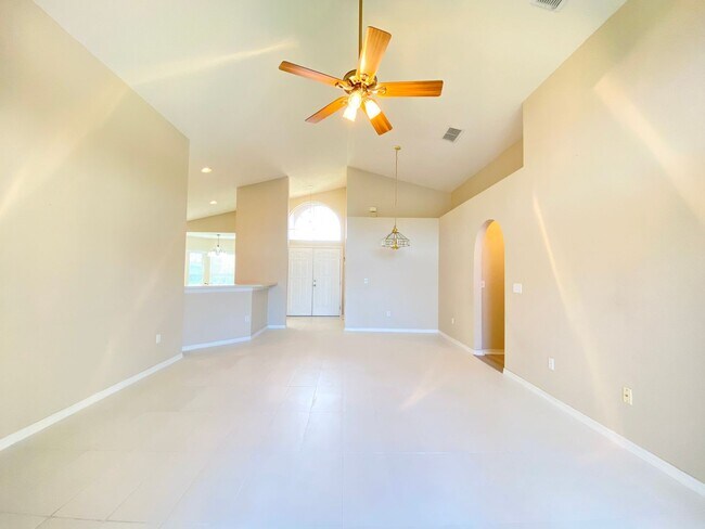 Building Photo - Beautiful Home with Water View in Waterford Lakes!