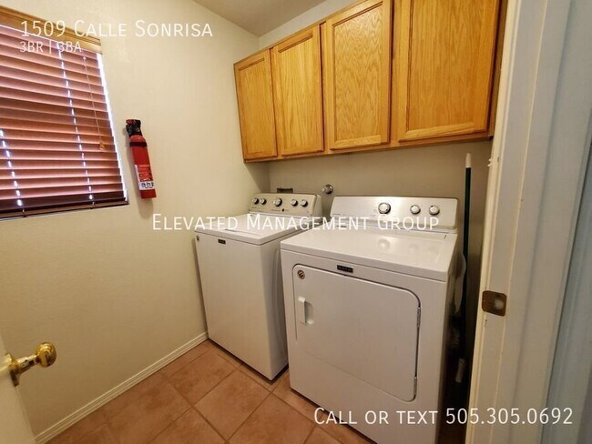 Building Photo - 1509 Calle Sonrisa NE