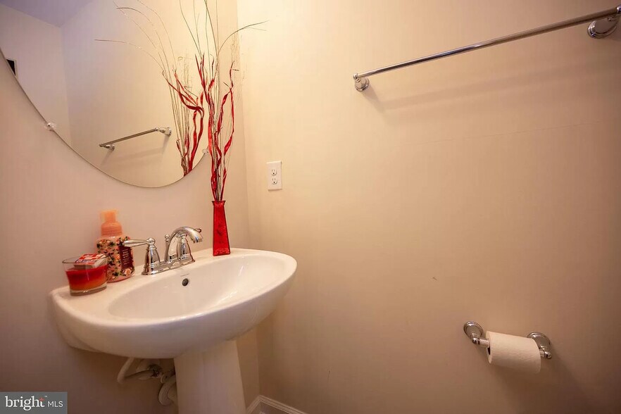 1st floor - bathroom - 25239 Laureldale Ter
