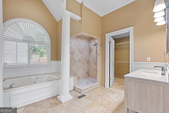 Building Photo - 235 Smokerise Trce