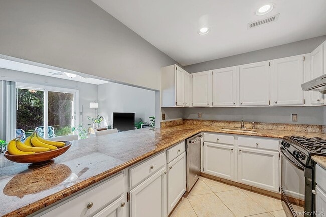 Building Photo - 908 Sara Cir