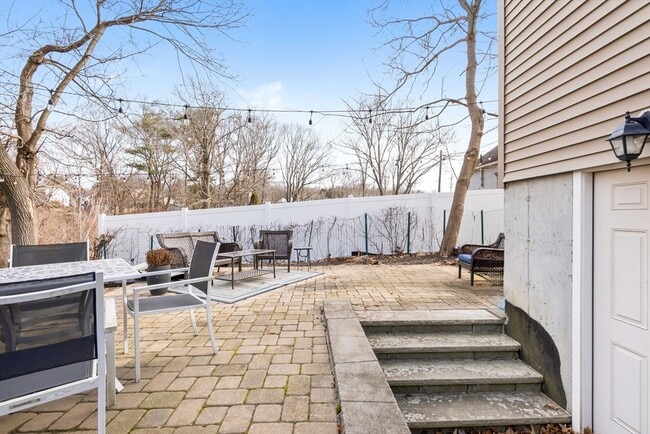 Building Photo - 98 Poplar St