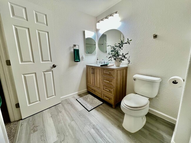 Building Photo - Remodeled 2 Bedroom, 2 bathroom Condo in W...