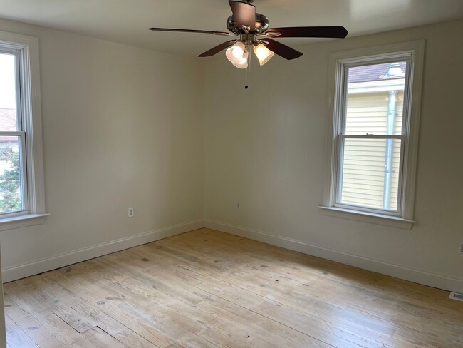 Building Photo - Charming & Well-Maintained 2-Bedroom, 1.5-...