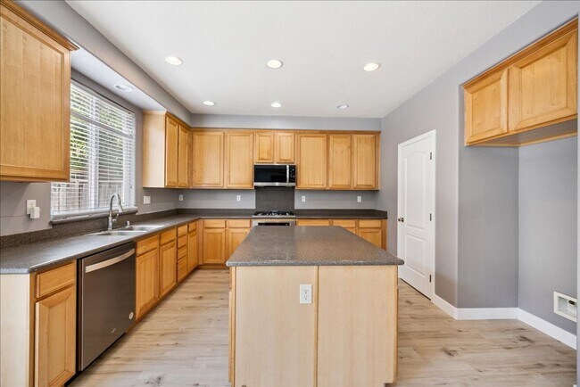 Building Photo - 5456 Shennecock Way
