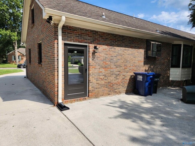 Building Photo - 122 Featherstone Ln SE
