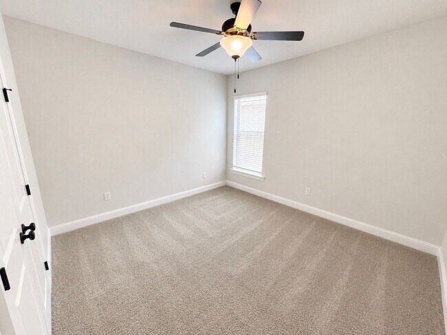 Building Photo - 915 Hackberry Dr
