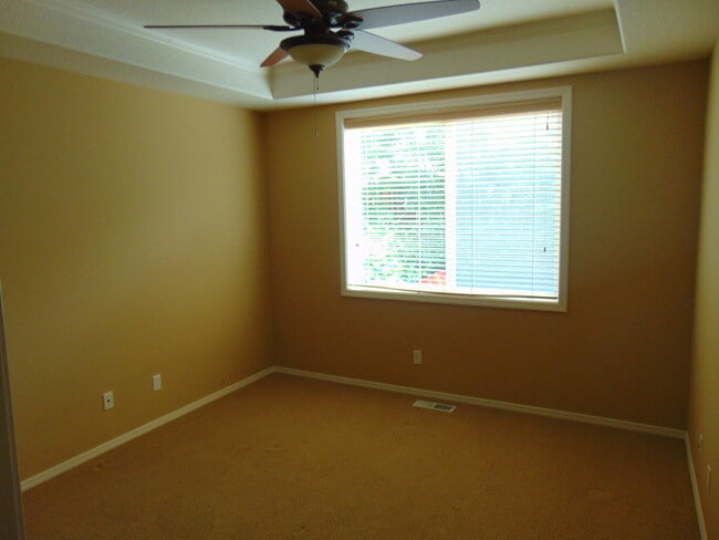 Building Photo - Beautiful 5 + bedroom home - In much desir...