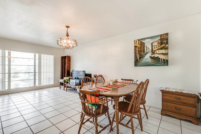 Building Photo - 359 Langton Dr