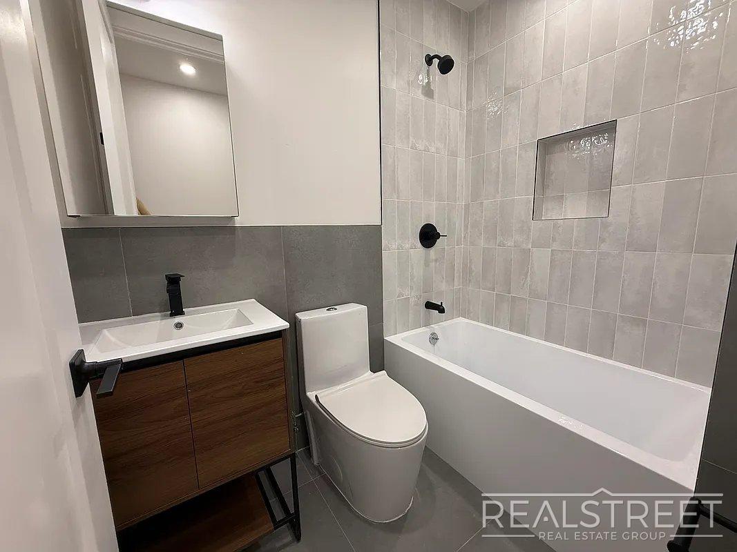 Building Photo - Beautifully Renovated 2-Bedroom Apartment in Flatbush