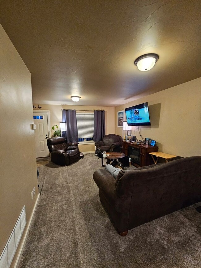 Building Photo - 3 Bedroom 2.5 bath condo located in Four Corners