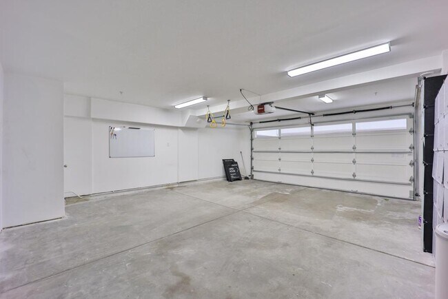 Building Photo - 492 Tyndall St